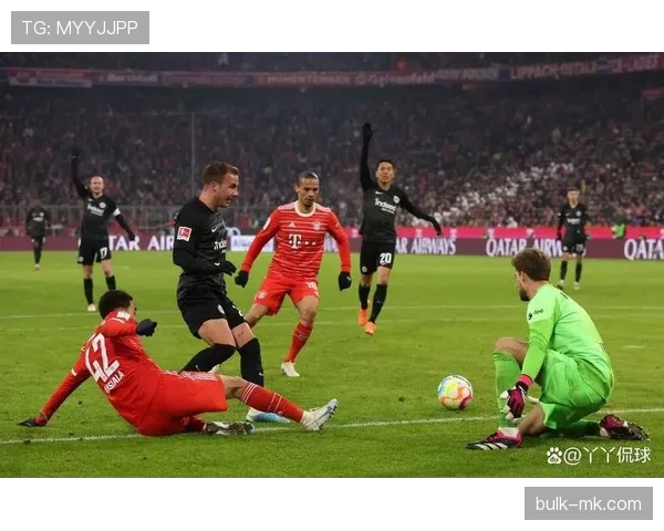 拜仁防线站位混乱、回防脱节,表面稳固实则隐患已经体现 拜仁防线站位混乱、回防脱节,表面稳固实则隐患已经体现